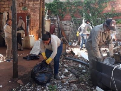 Agentes de sade de Campo Grande limpam quintal sujo (Foto: PMCG/Divulgao)