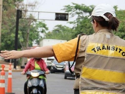 Agente de trnsito indicando para que motoristas desviem de interdio (Foto: Agetran/Divulgao)