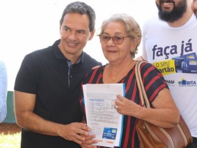 Prefeito entregou carto de crdito para a cozinheira Maria Yolanda, uma das contempladas pelo Programa Credihabita (Foto: Marcos Maluf)