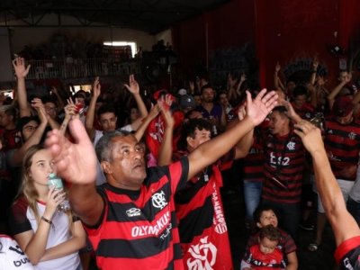 Torcedores do Flamengo aplaudem time, apesar da derrota (Foto: Henrique Kawaminami)
