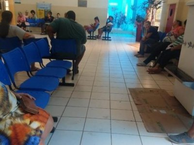 Pacientes aguardam atendimento na recepo da unidade de sade (Foto: Direto das Ruas)